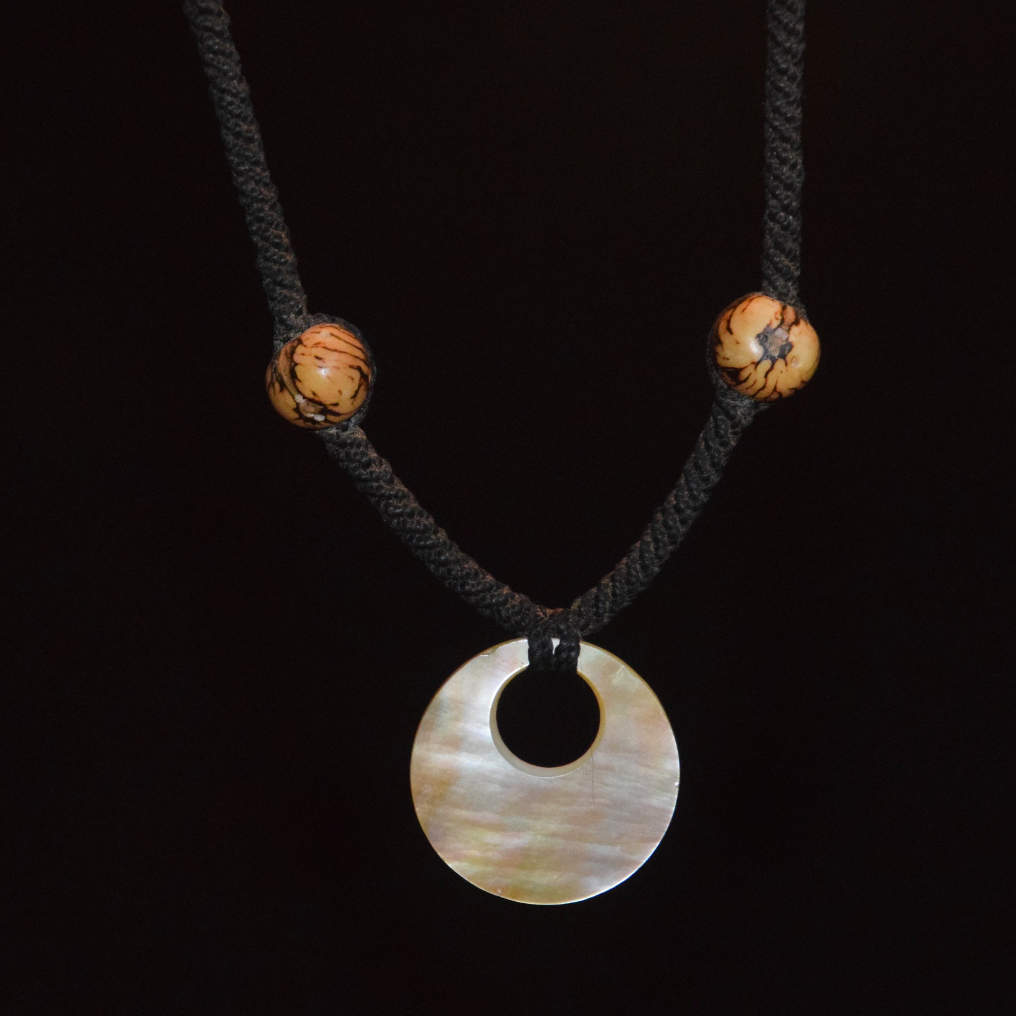 Oyster white shell and açaí seed macrame necklace - Amazon Ecology