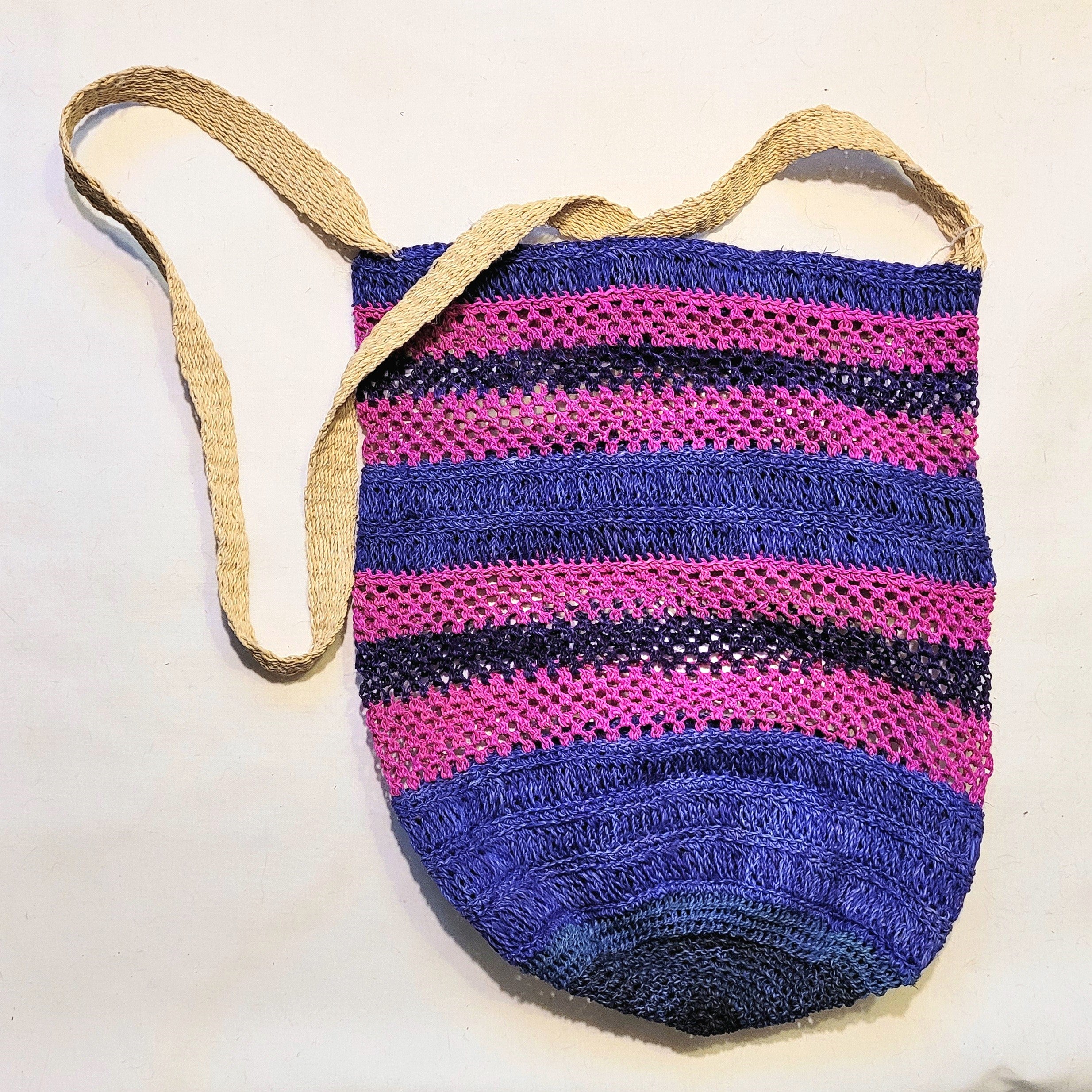 Hand made round bottom chambira fiber shoulder bag made by Peruvian Amazon artisan - Amazon Ecology