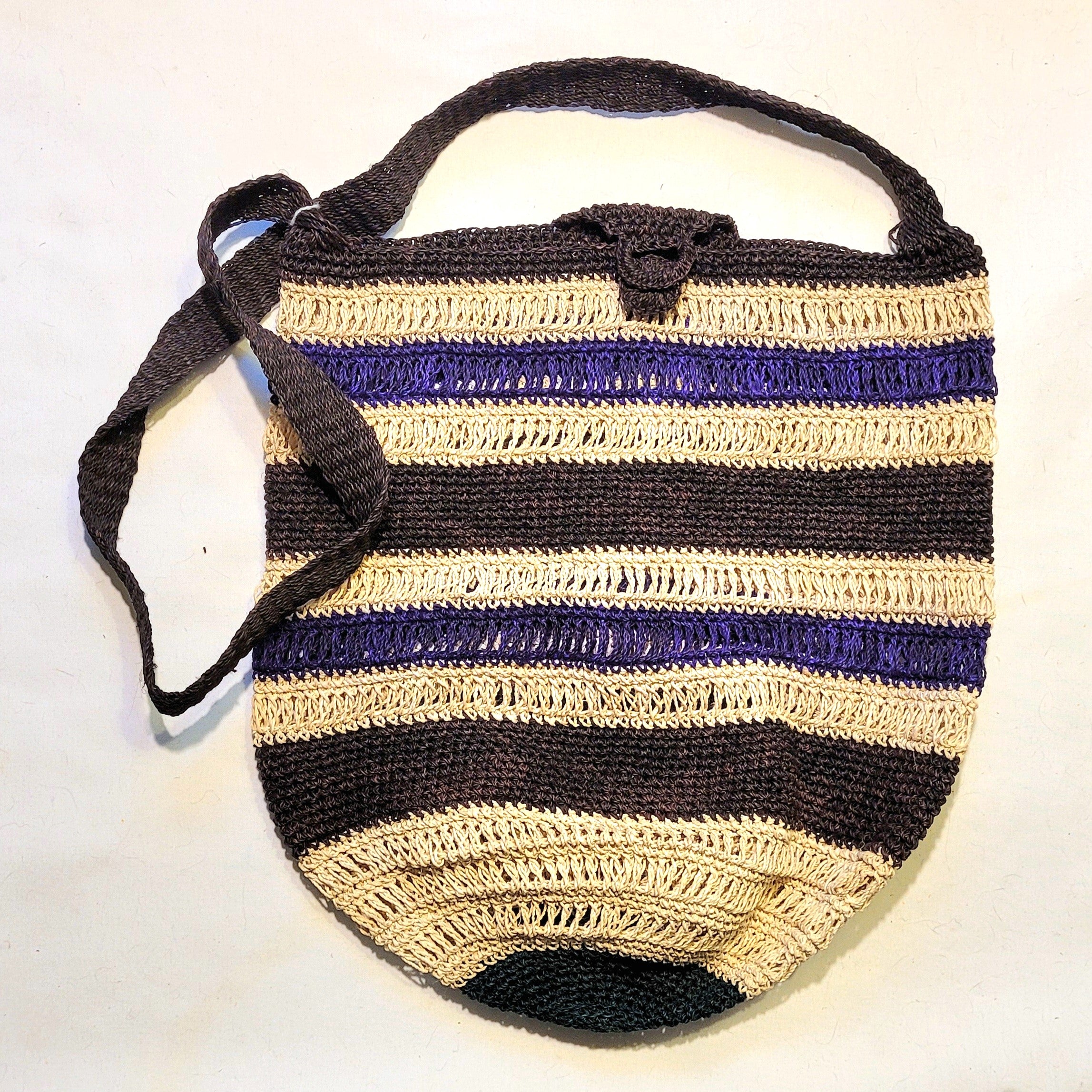 Hand made round bottom chambira fiber shoulder bag made by Peruvian Amazon artisan