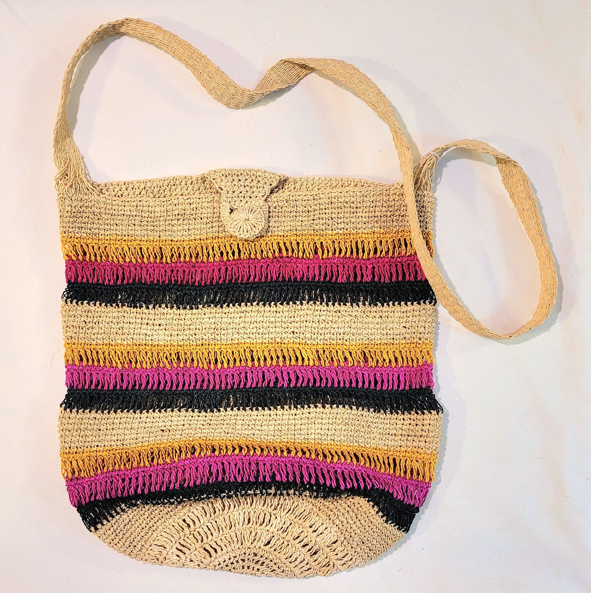 Hand made round bottom chambira fiber shoulder bag made by Peruvian Amazon artisan