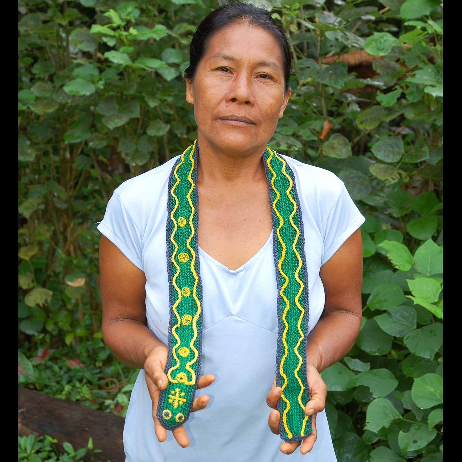 GS10A: Native artisan Angelina Torres with Amazon guitar strap - emerald tree boa model